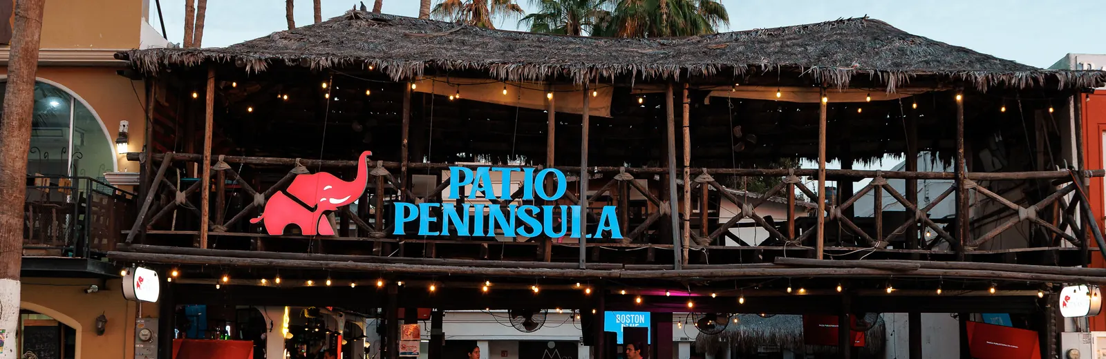 Fachada de Patio Península en el Malecón de La Paz