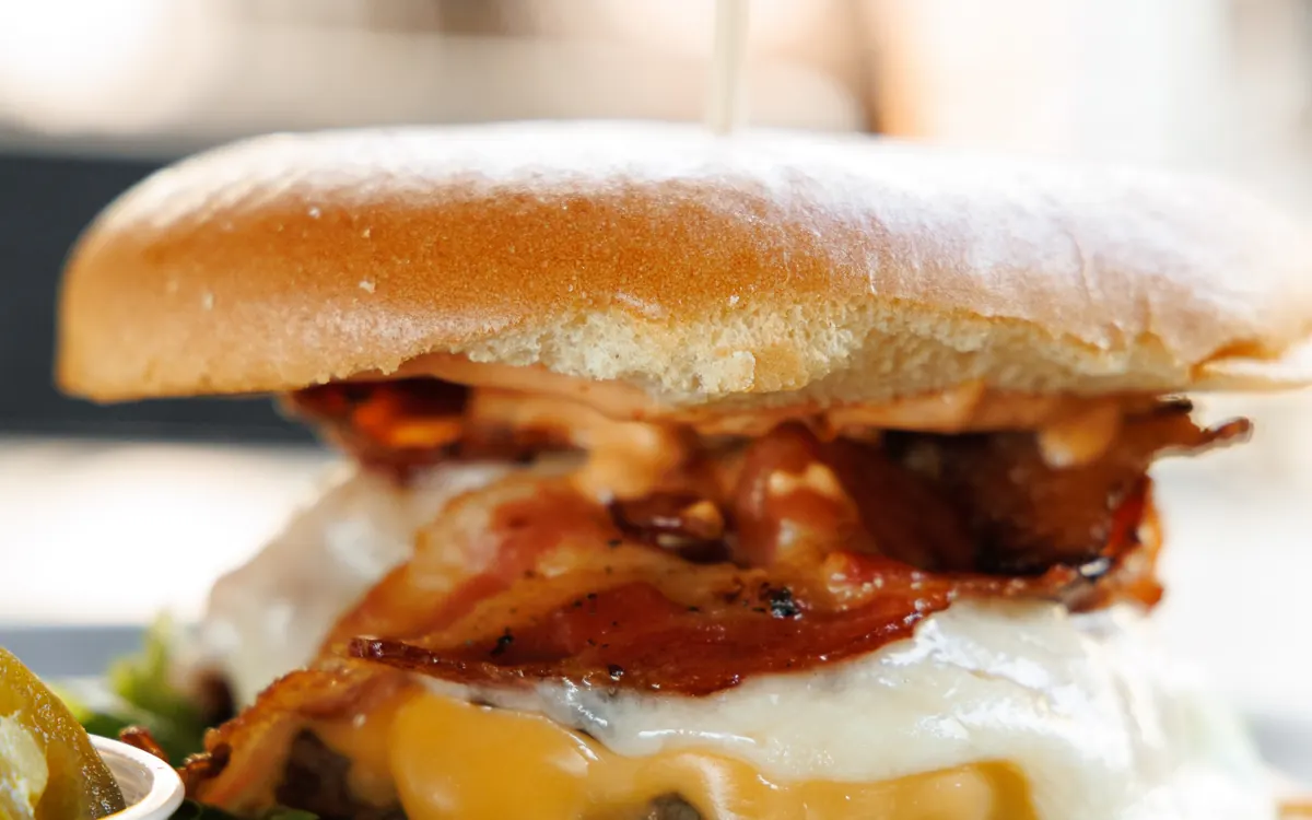 Hamburguesa con queso servida en Patio Península