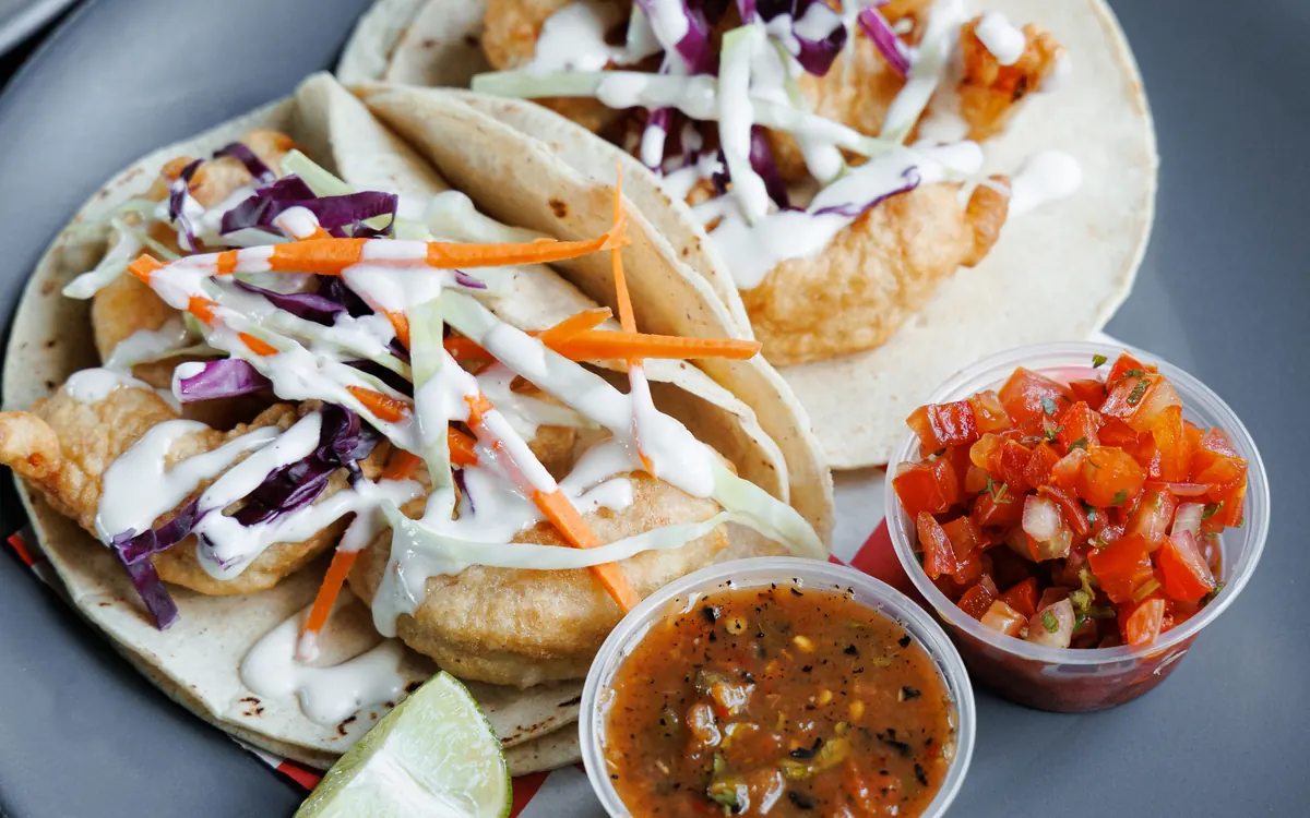 Tacos estilo Baja con ensalada de col, limón y salsas