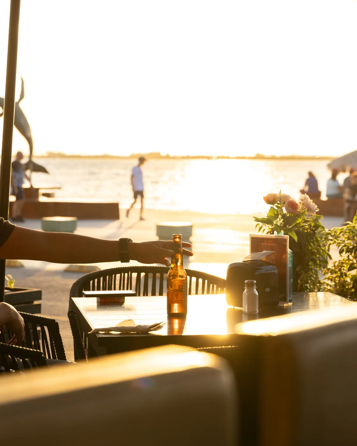 Atardecer desde Patio Península, con una mesa frente al Malecón de La Paz